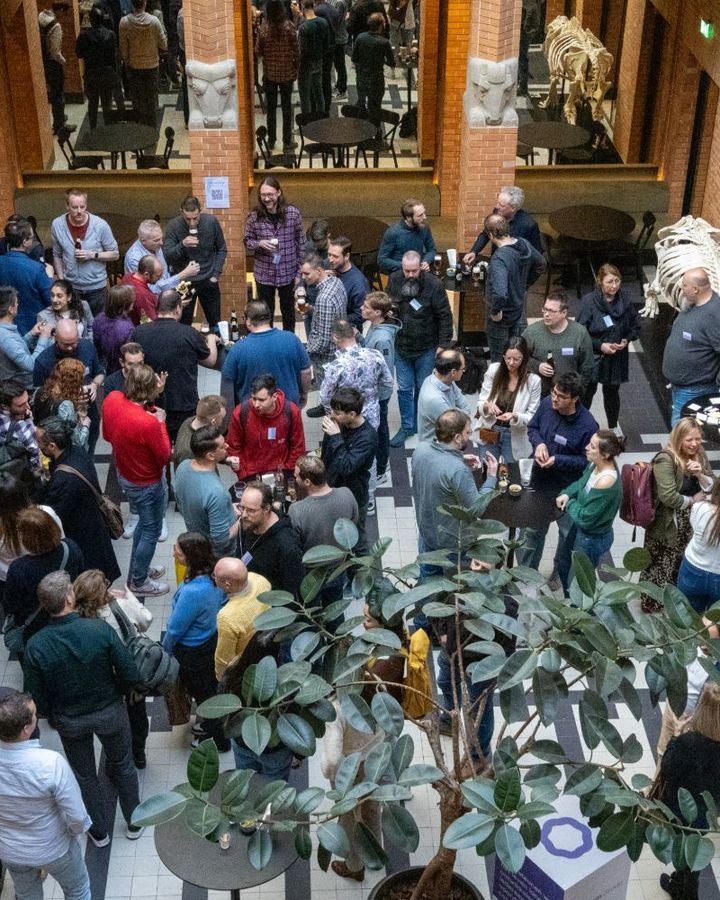 Das Team gemeinsam im Backstein-Atrium bei einer Firmenveranstaltung