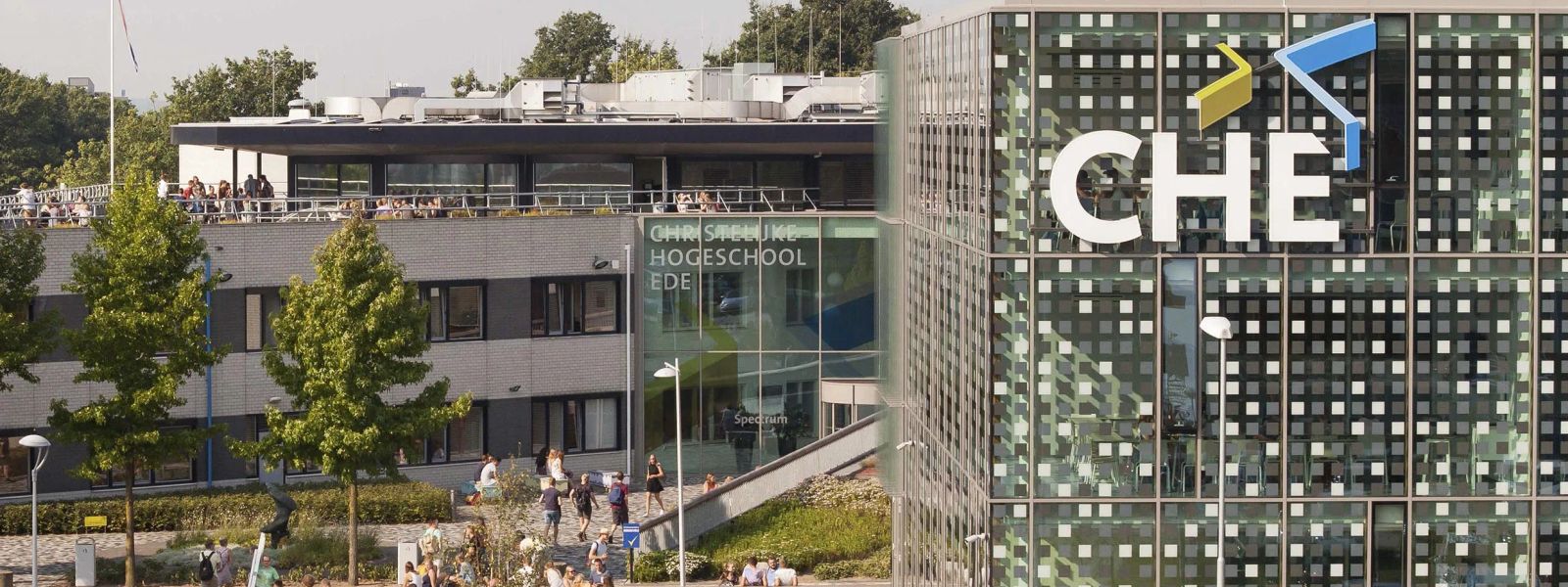 Studierende überqueren den Platz vor dem Campus der Christelijke Hogeschool Ede