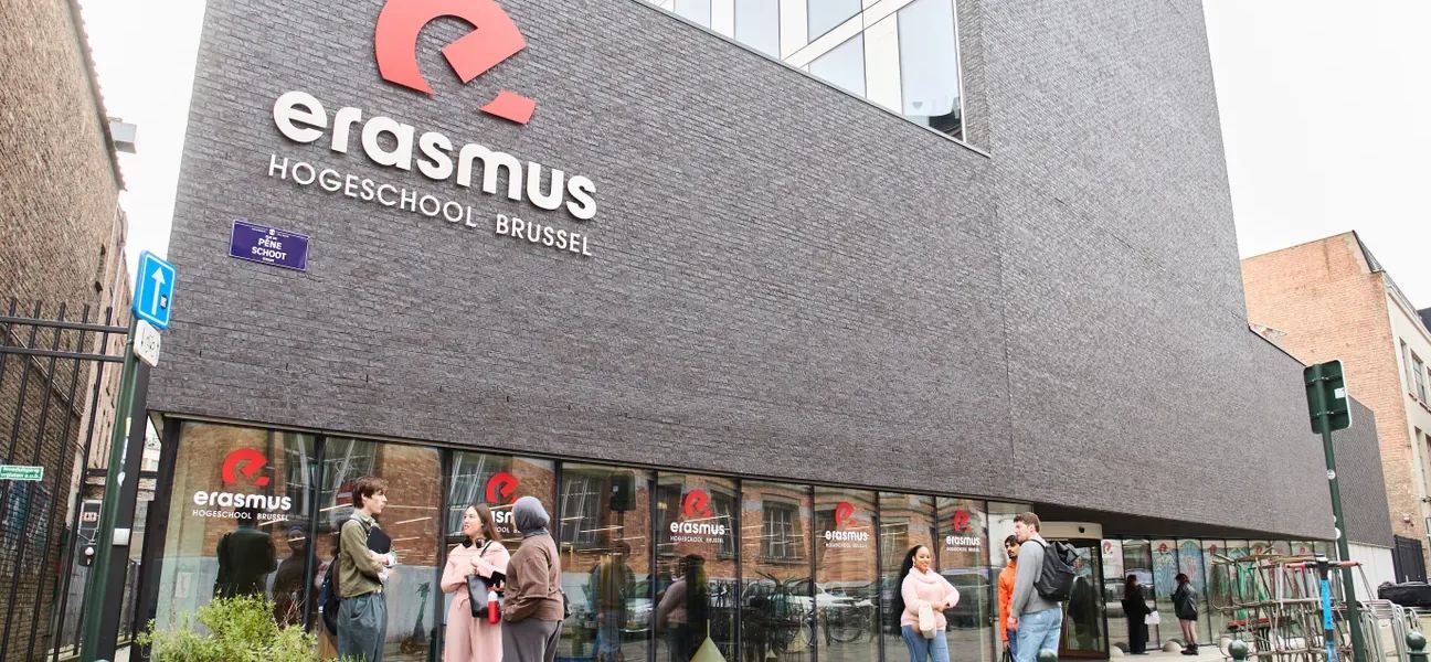 Students talking outside the entrance of Erasmushogeschool Brussel