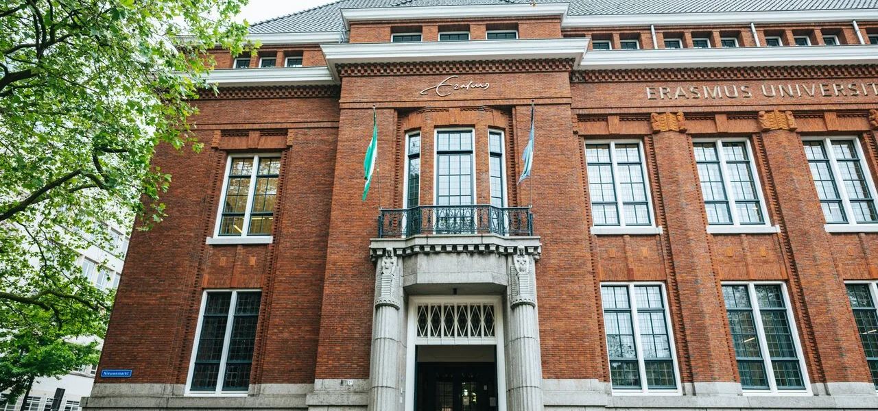 De historische bakstenen entree van het Erasmus Universiteit-gebouw in Rotterdam