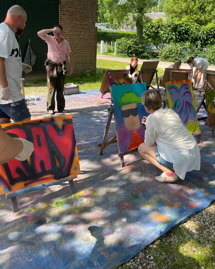 Kolleginnen und Kollegen arbeiten Seite an Seite in einem kreativen Workshop