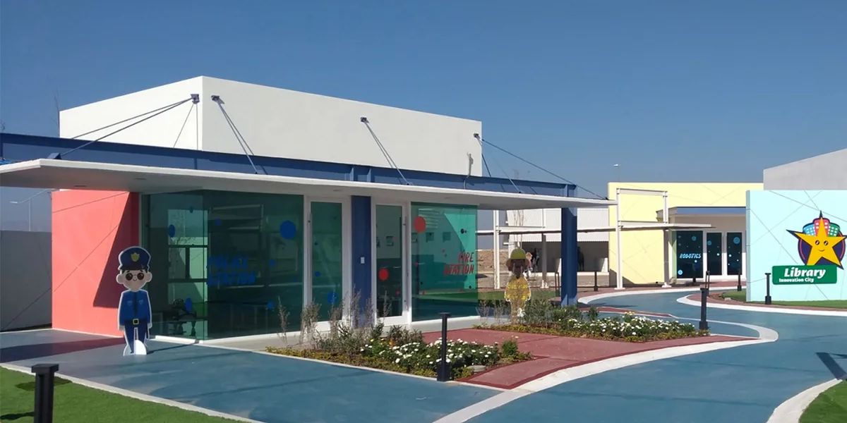 Het kleurrijke leerdorp Innovation City op het Instituto Francés La Salle
