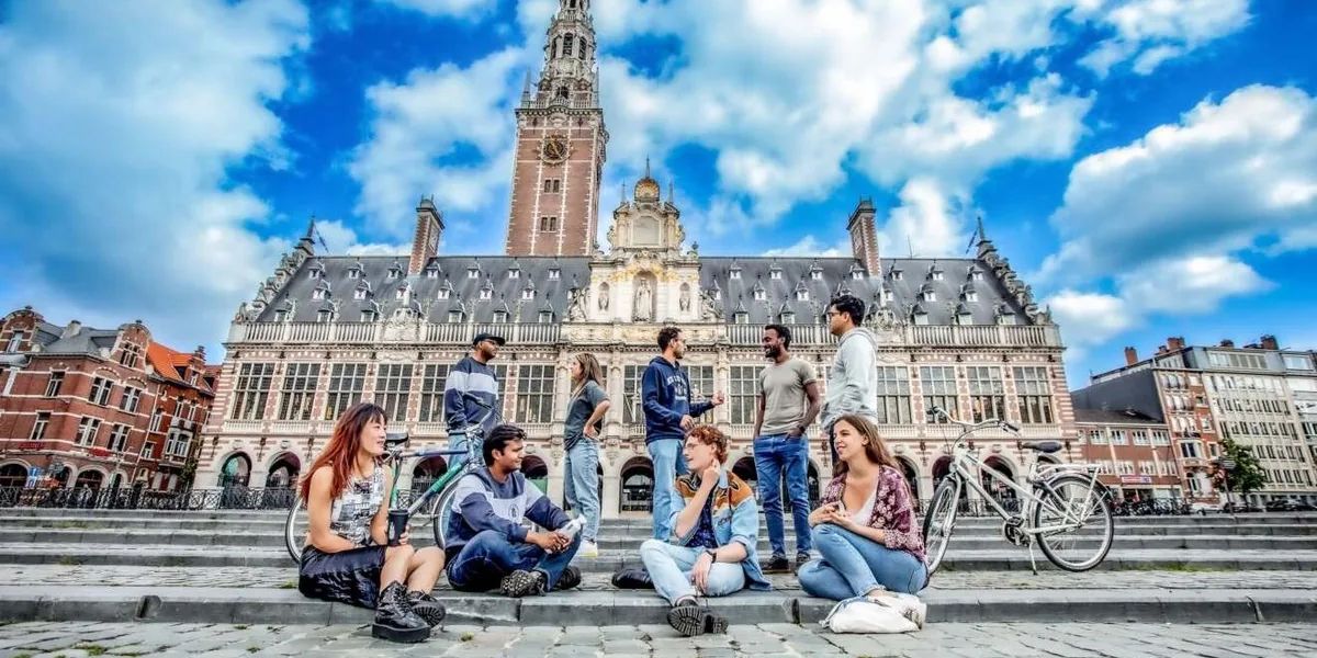 Students sitting on the steps in front of the KU Leuven university library