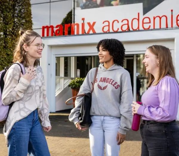 Drei Studierende im Gespräch vor dem Eingang der Marnix Academie