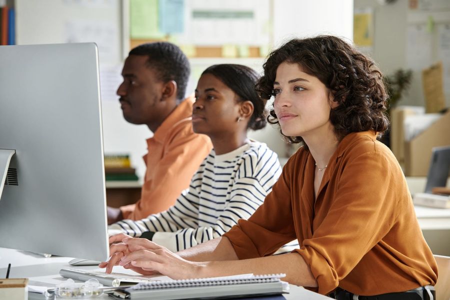 Team bei der gemeinsamen Arbeit an einer Plattformmigration