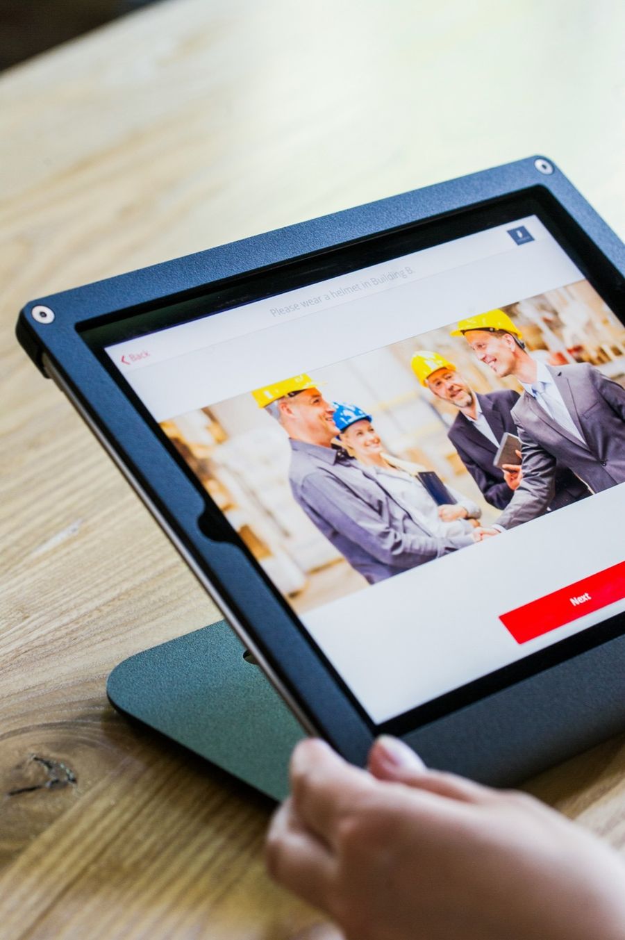 Tablet op een standaard met een stapsgewijze instructie