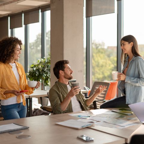Produktteam im Gespräch beim Kaffee
