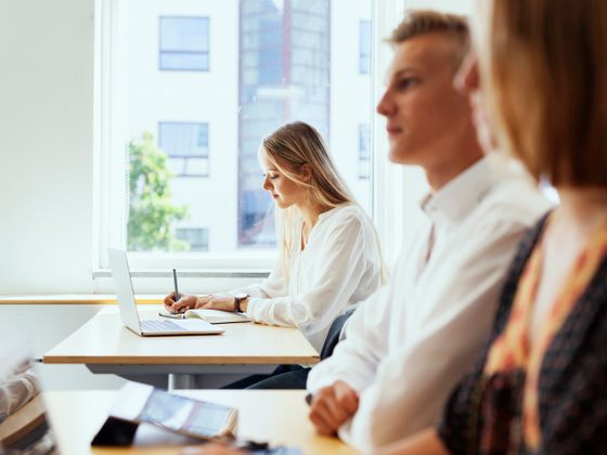 Kandidaten die een digitaal examen maken